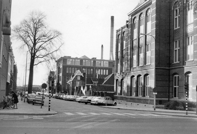 848381 Gezicht in de Nicolaas Beetsstraat te Utrecht, vanaf de Catharijnesingel. Links de Gemeentelijke ...